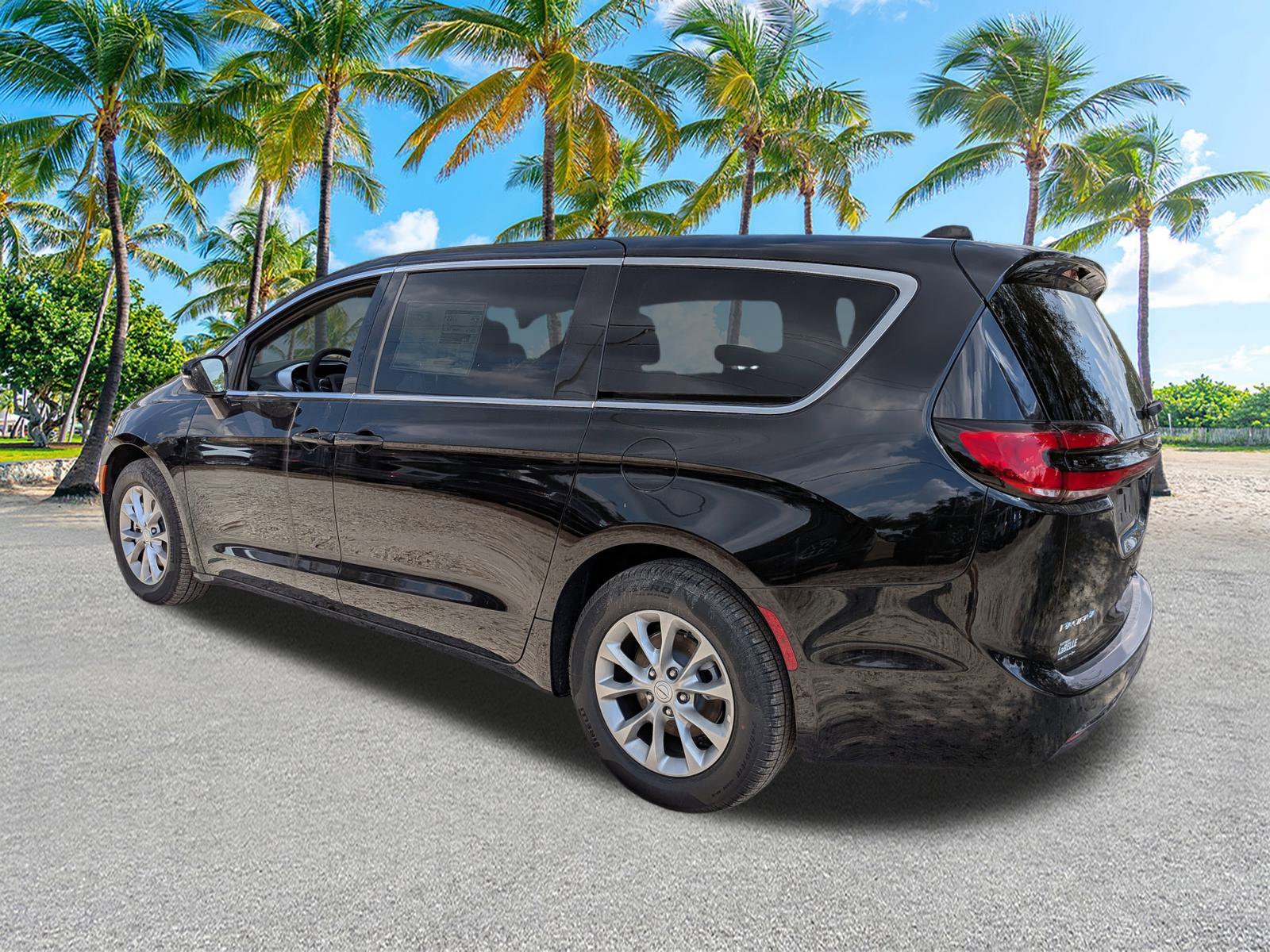 New 2026 Diamond Black Crystal Pearl-Coat Exterior Paint Chrysler Limited image 5