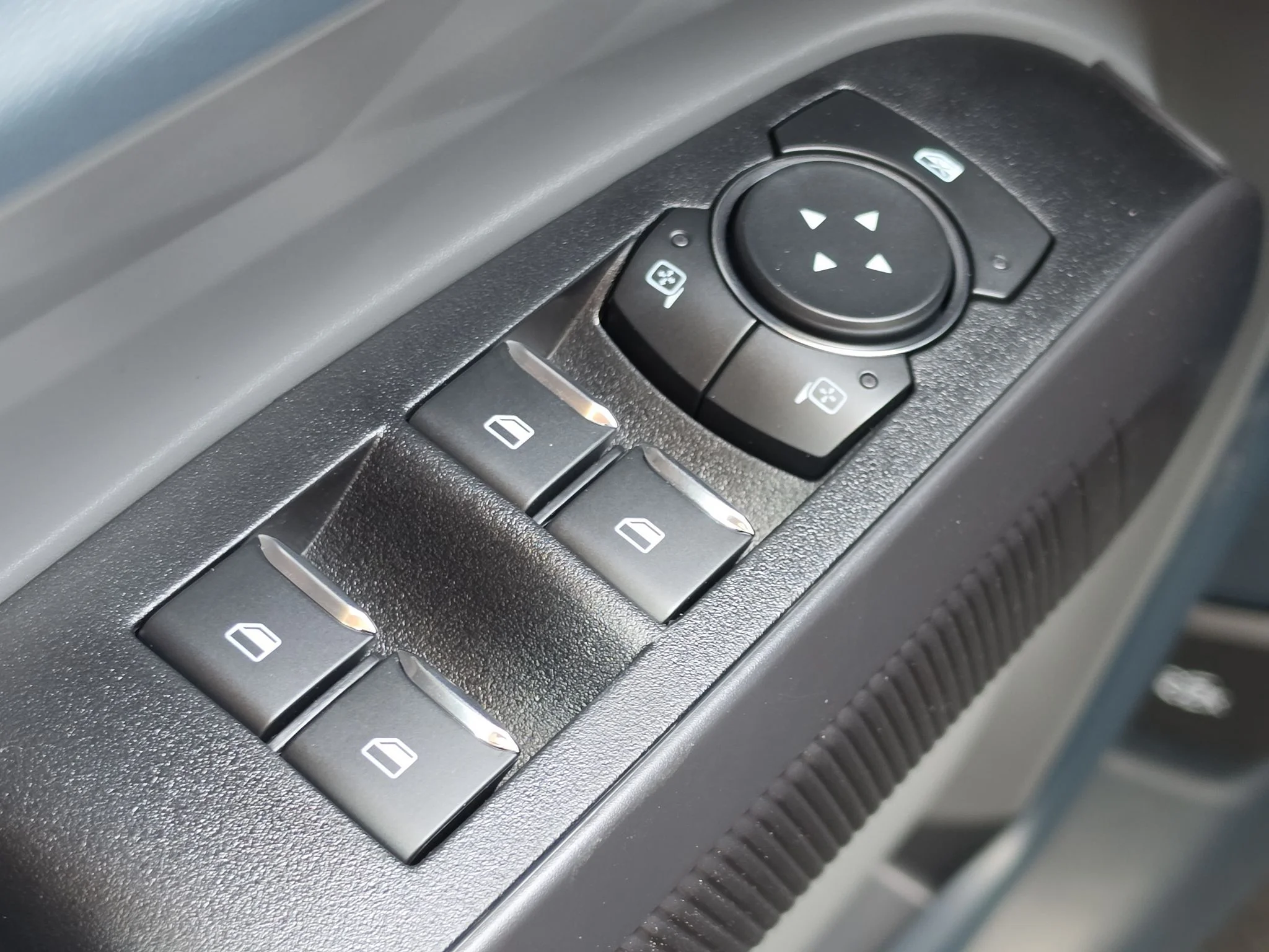 New 2026 Carbonized Gray Metallic Ford Lobo™ image 12