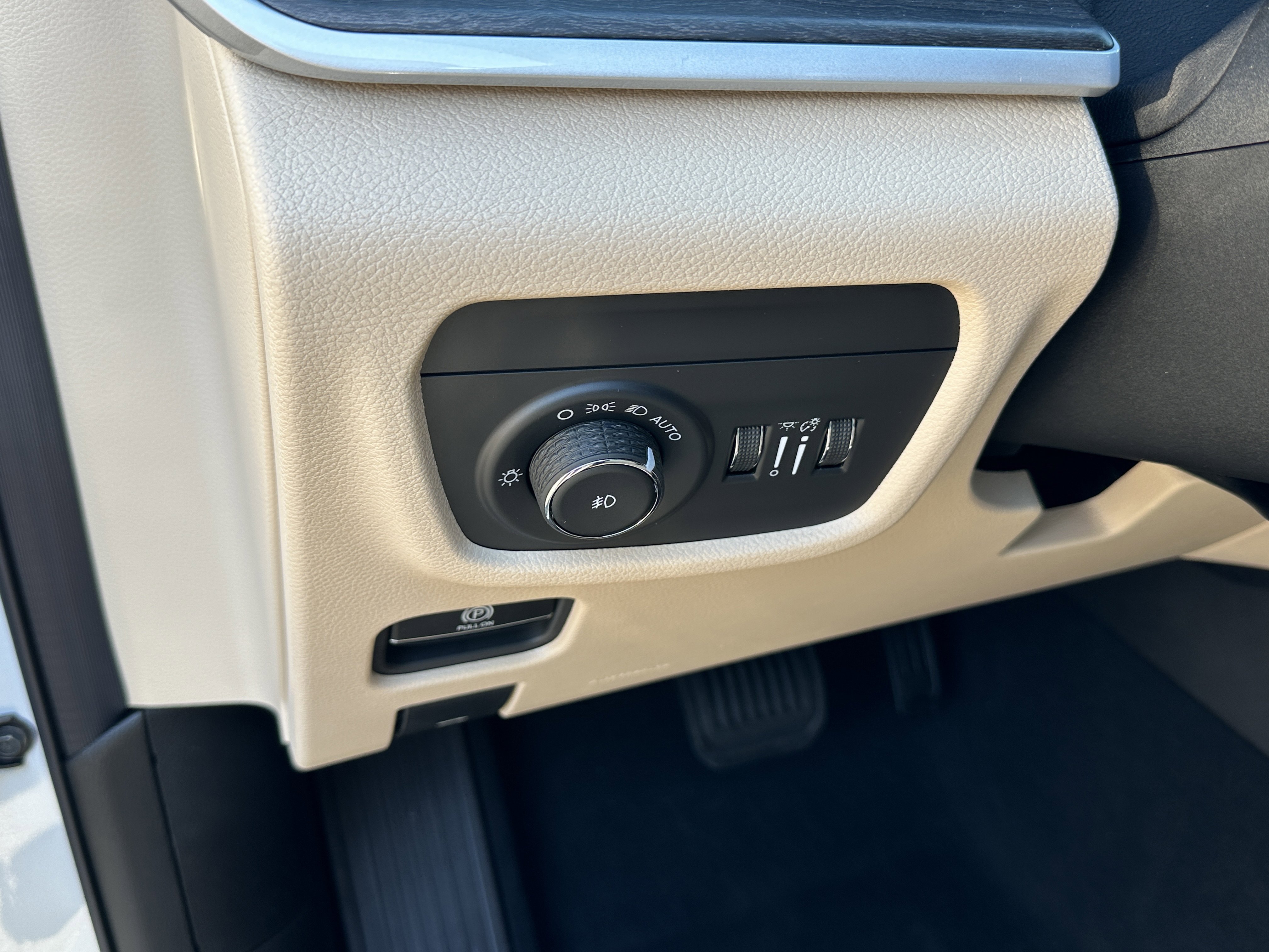 New 2025 Bright White Clear-Coat Exterior Paint Jeep Limited image 29