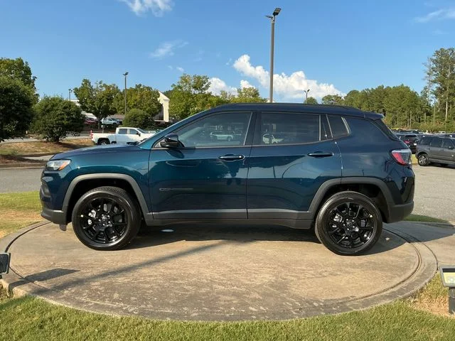 New 2026 Fathom Blue Pearl-Coat Exterior Paint Jeep Latitude image 4