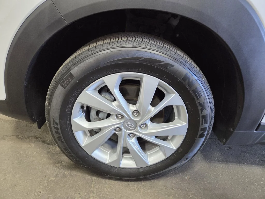 Used 2020 White Hyundai SE image 6