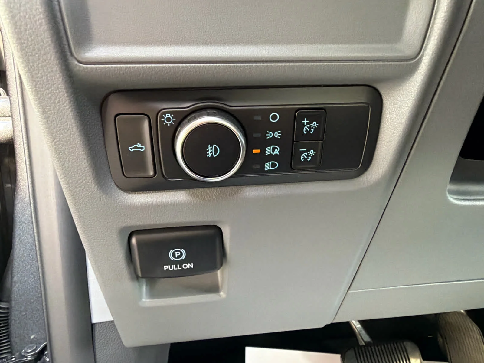 New 2026 Carbonized Gray Metallic Ford XLT image 15