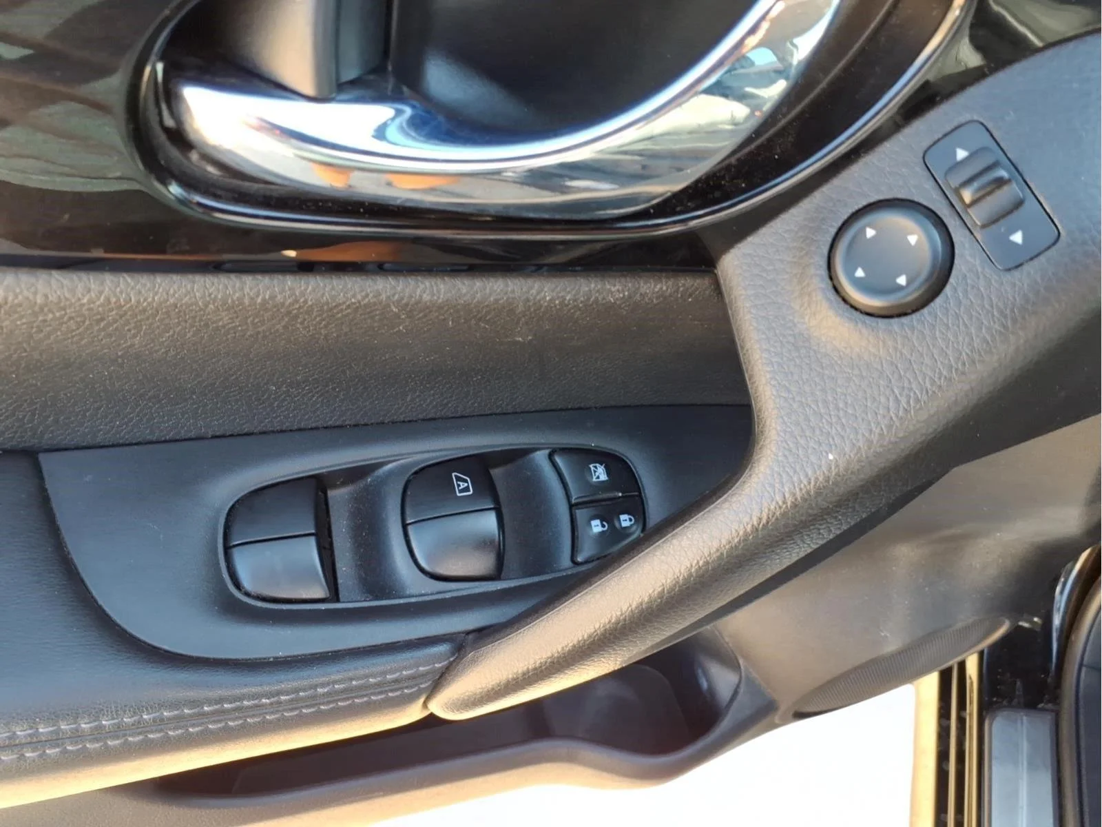 Used 2017 Magnetic Black Nissan SL image 17