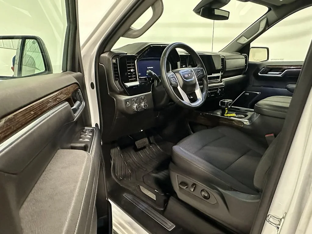 Used 2026 Summit White GMC Elevation image 21