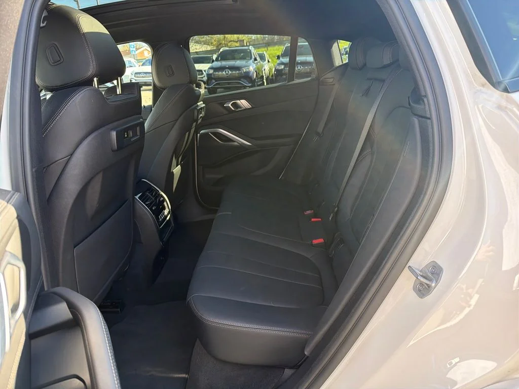 Used 2021 White BMW xDrive40i image 27