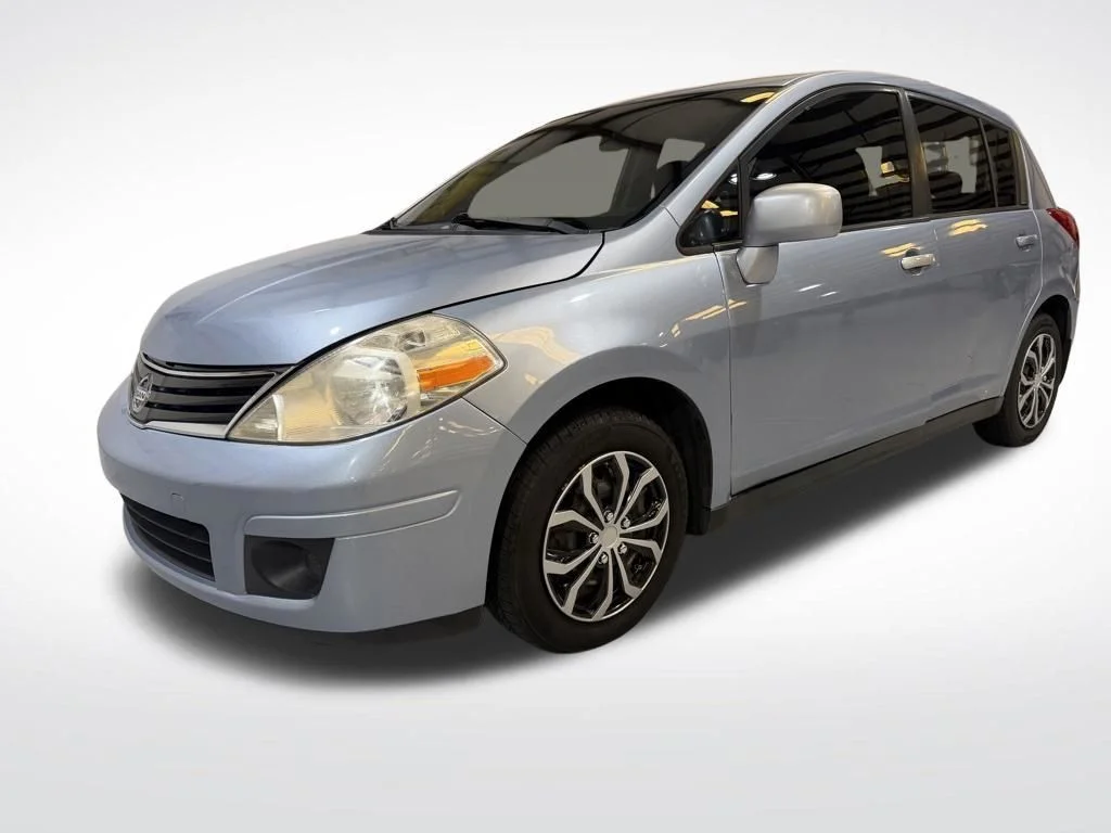 2010 Nissan Versa's photo