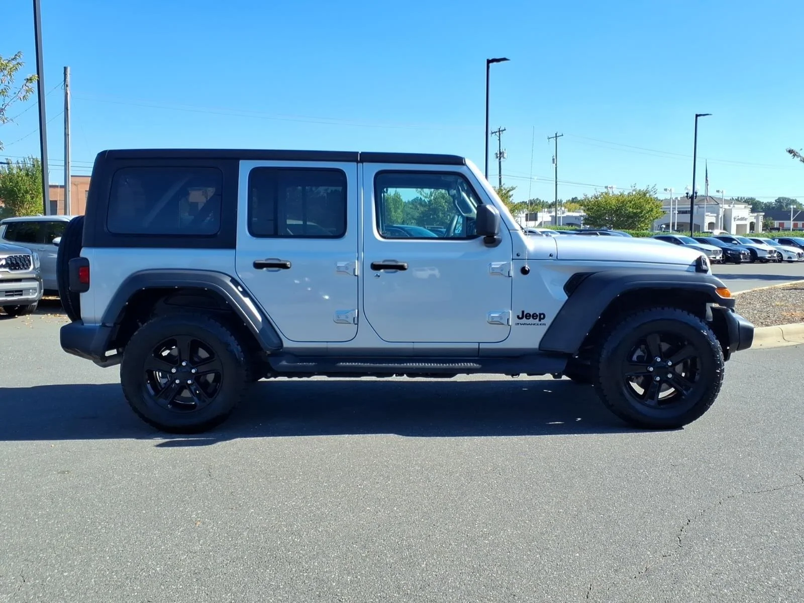 Used 2023 Silver Zynith Clearcoat Jeep Sport Altitude image 10