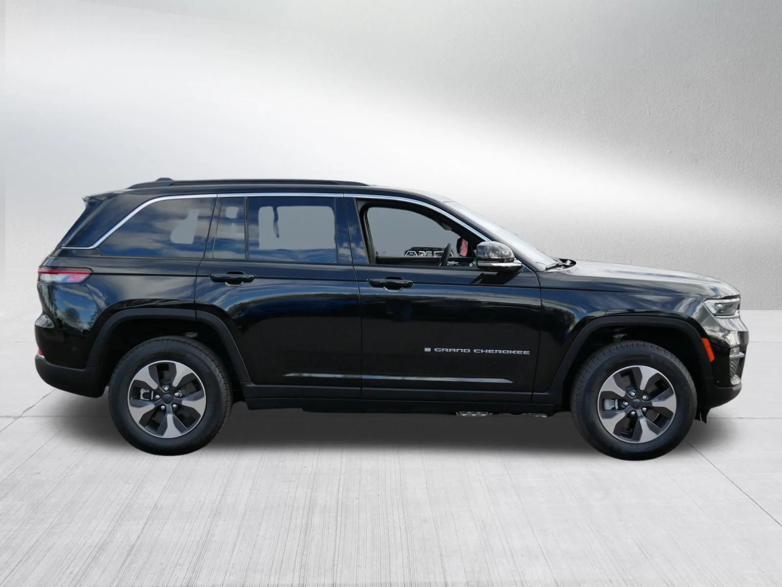 Used 2025 Diamond Black Crystal Pearlcoat Jeep  image 8