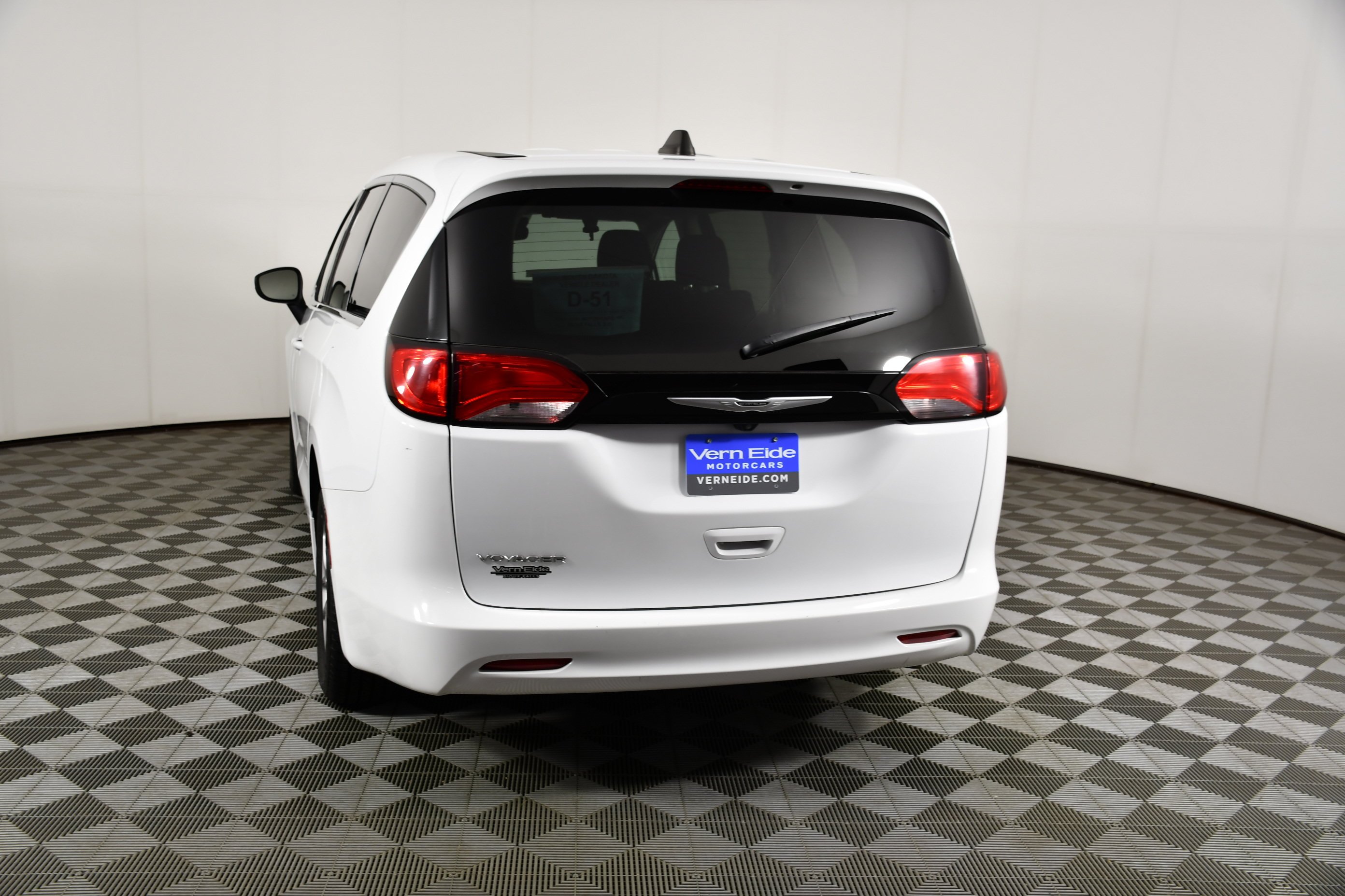 Used 2023 Bright White Clearcoat Chrysler LX image 7