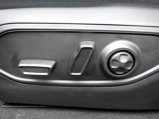 New 2025 Diamond Black Crystal Pearl-Coat Exterior Paint Jeep Laredo X image 17
