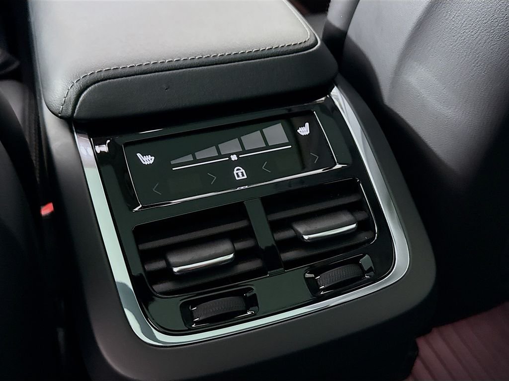 Used 2023 Silver Volvo B5 Ultimate Bright Theme image 27