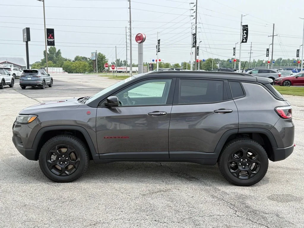 Used 2024  Jeep Trailhawk image 4
