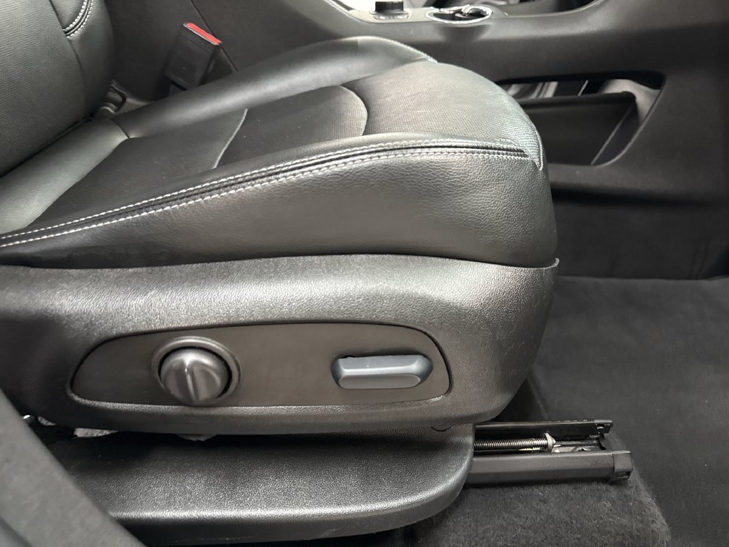 Used 2023 Sterling Metallic GMC SLT image 19