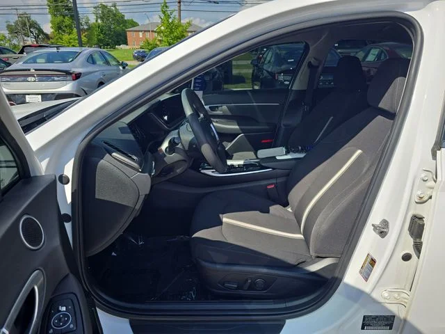 Used 2023 White Hyundai SEL image 11