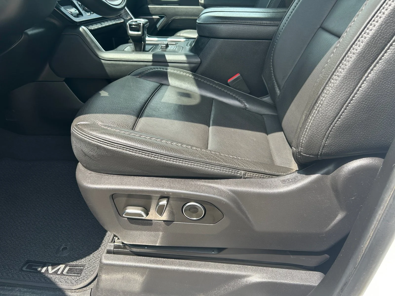 Used 2024 White GMC Denali Crew 6.2L Leather Sunroof Nav 4x4 image 15