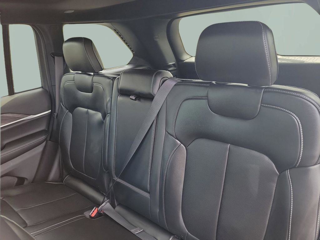 New 2026 Diamond Black Crystal Pearl-Coat Exterior Paint Jeep Limited image 27