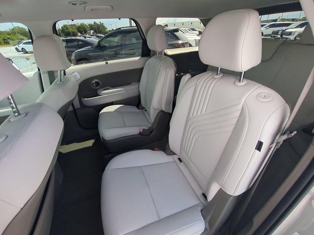 New 2027 Silver Hyundai Blue SEL Premium 7P image 17