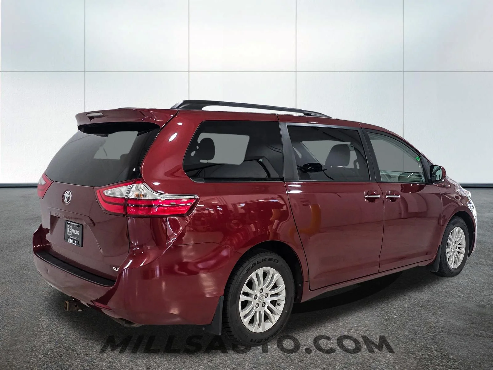 Used 2016 Red Toyota XLE image 8