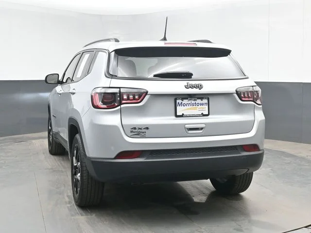 Used 2025 Silver Jeep Latitude image 11