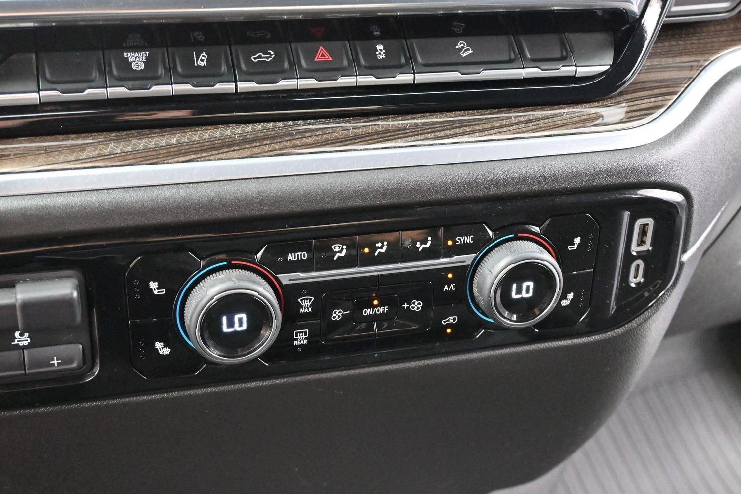 Used 2025 Summit White Chevrolet LT image 22