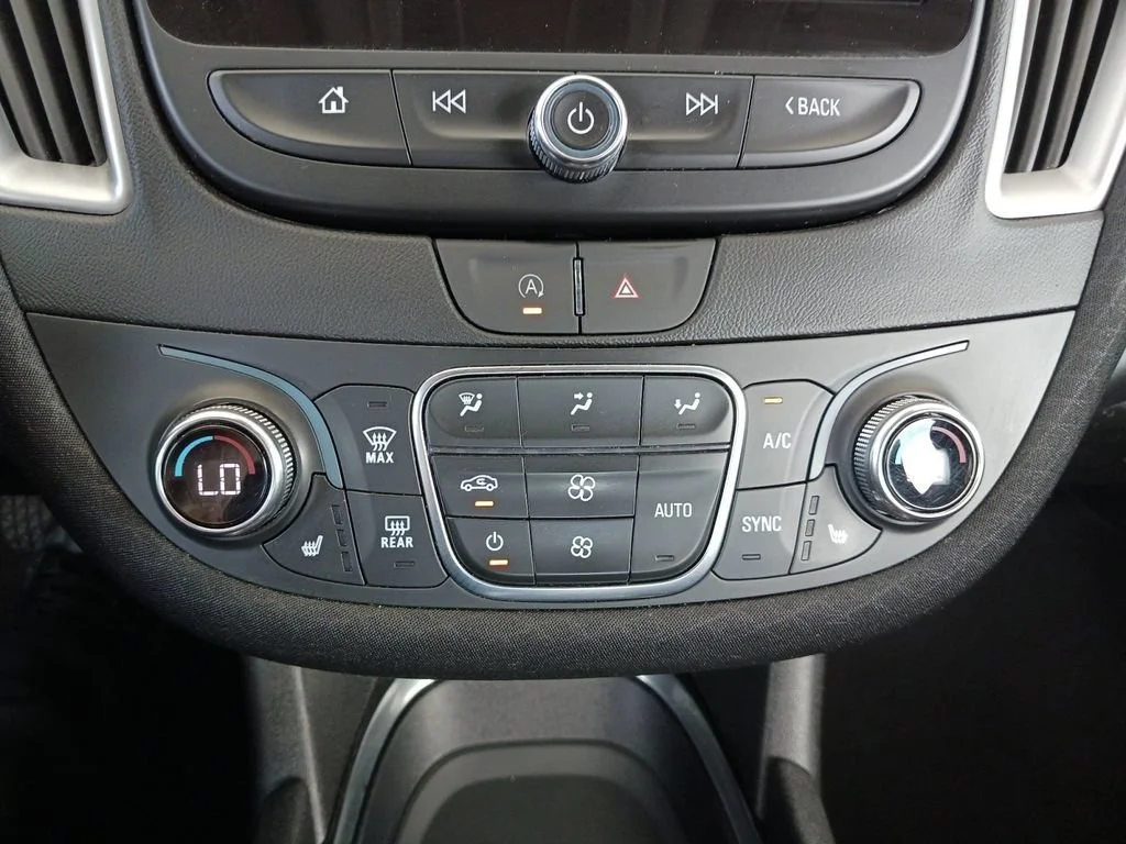 Used 2024 Summit White Chevrolet 1LT image 23