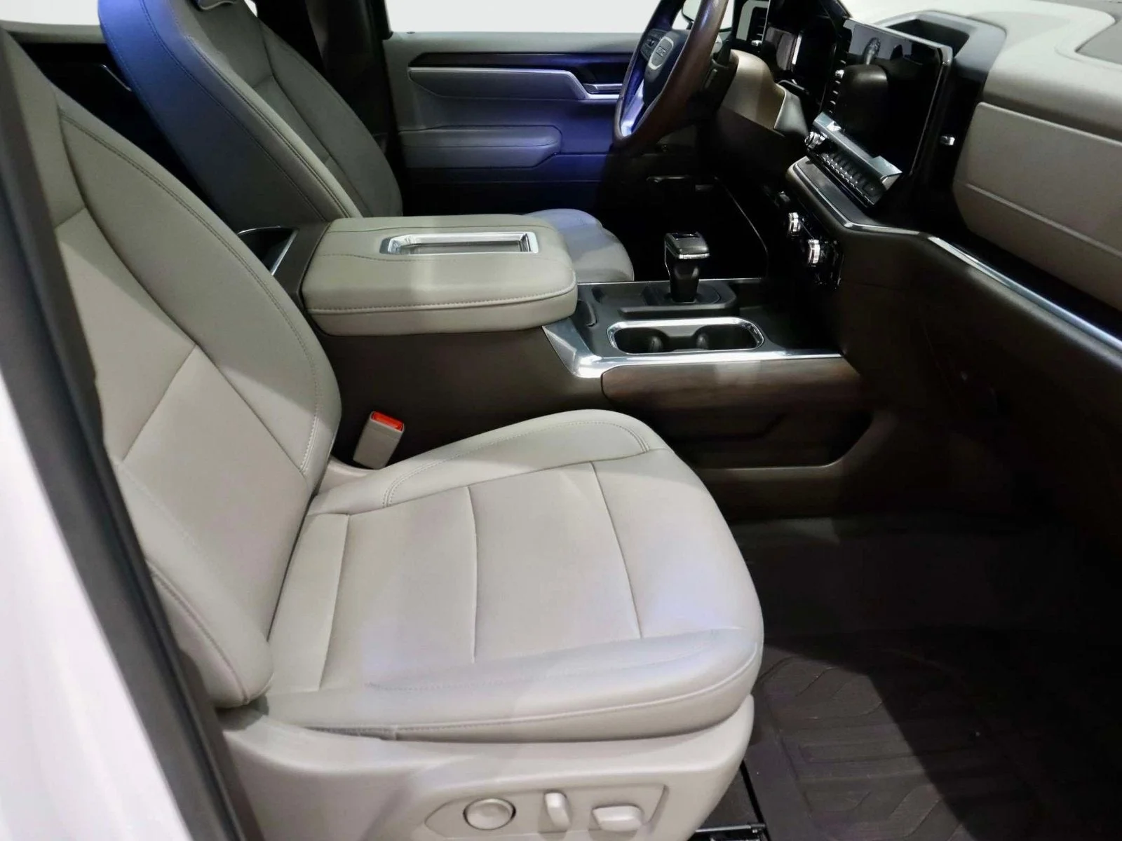 Used 2022 White Frost Tricoat GMC SLT image 13