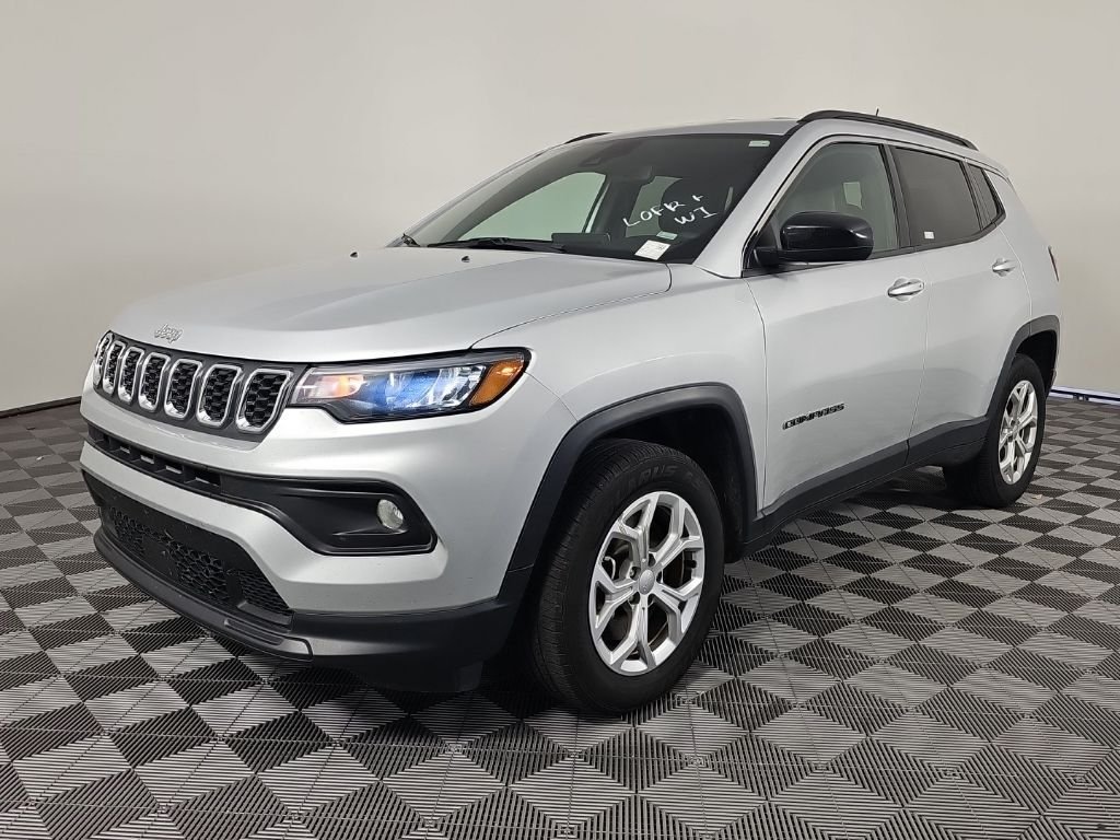 Used 2024 Silver Jeep Latitude image 2