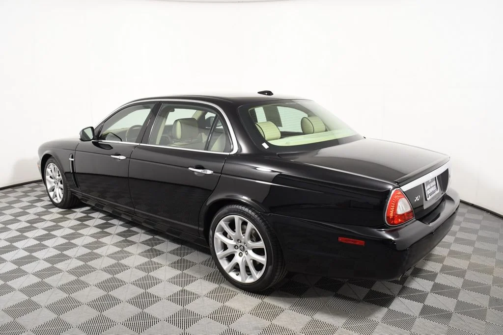 Used 2009 Ebony Jaguar L image 3