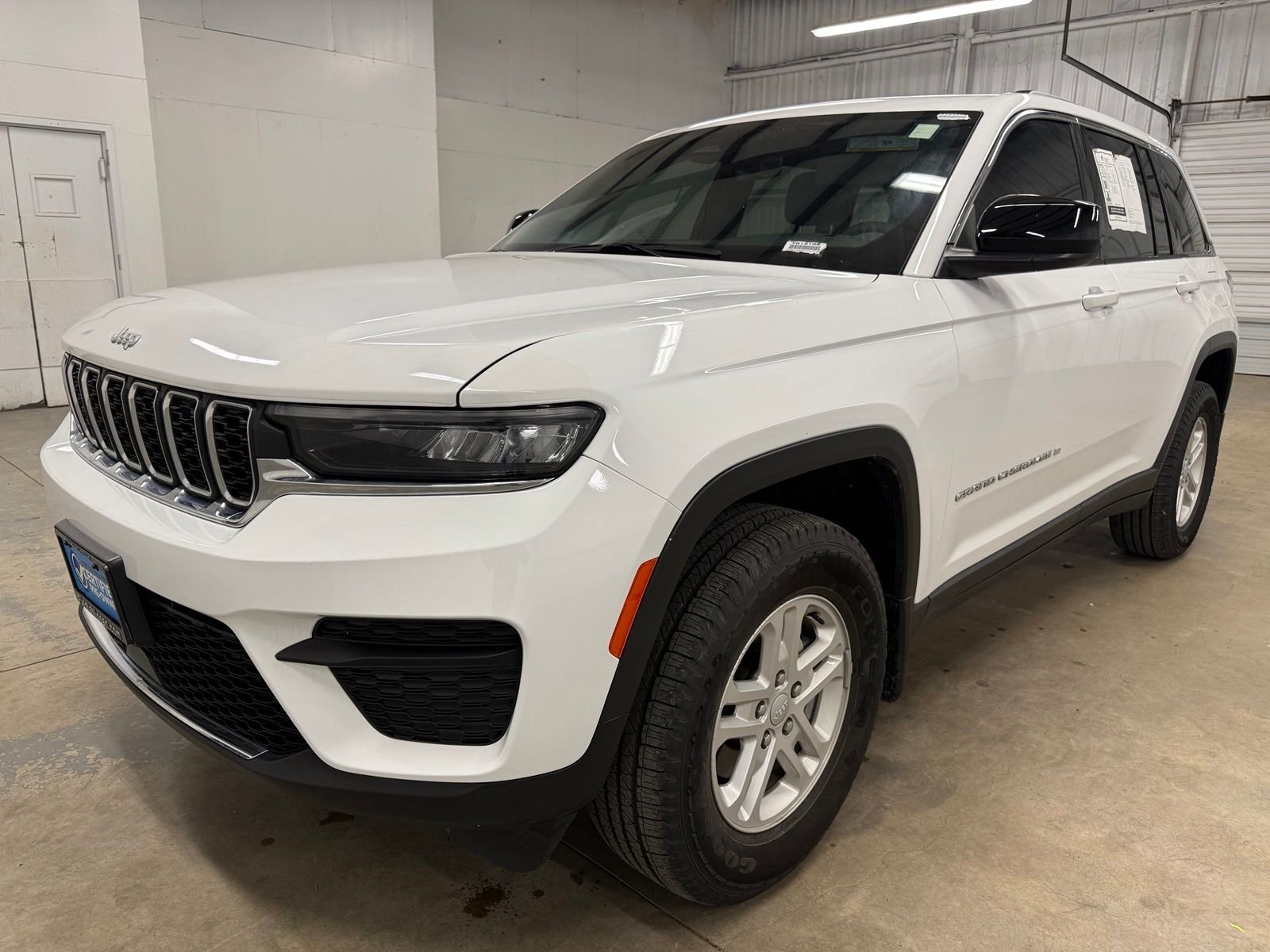 Used 2025 White Jeep Laredo image 2