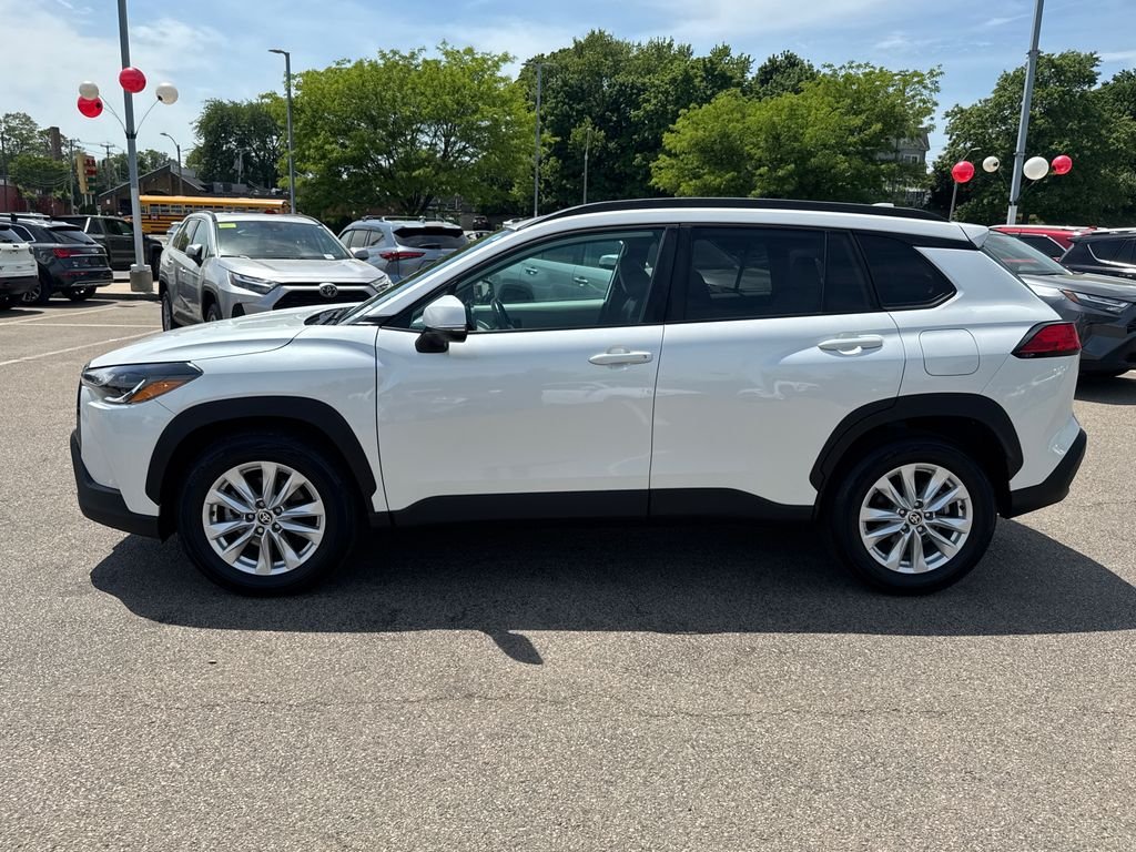 Used 2023 Off-white Toyota LE image 4