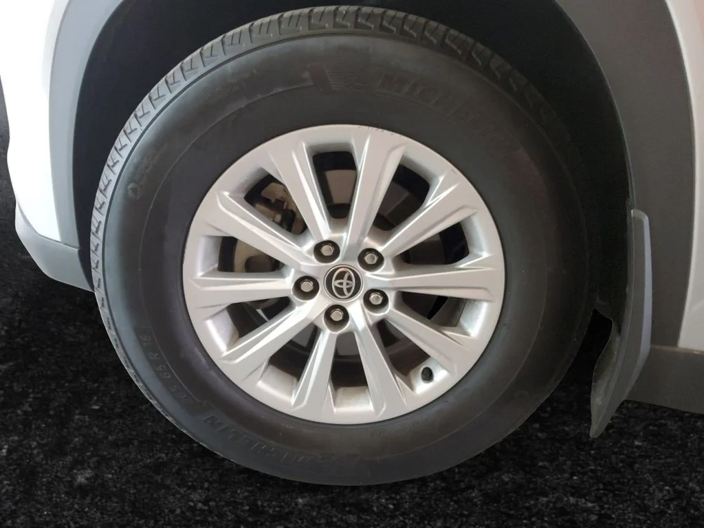Used 2024 Silver Toyota XLE image 27
