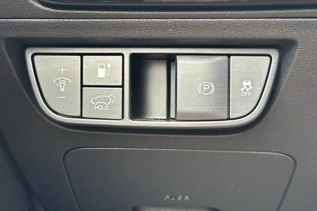 Used 2024 White Kia Wind image 32