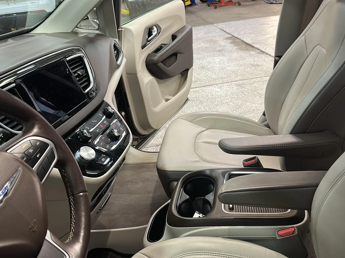 Used 2018 Molten Silver Chrysler Touring L Plus image 26