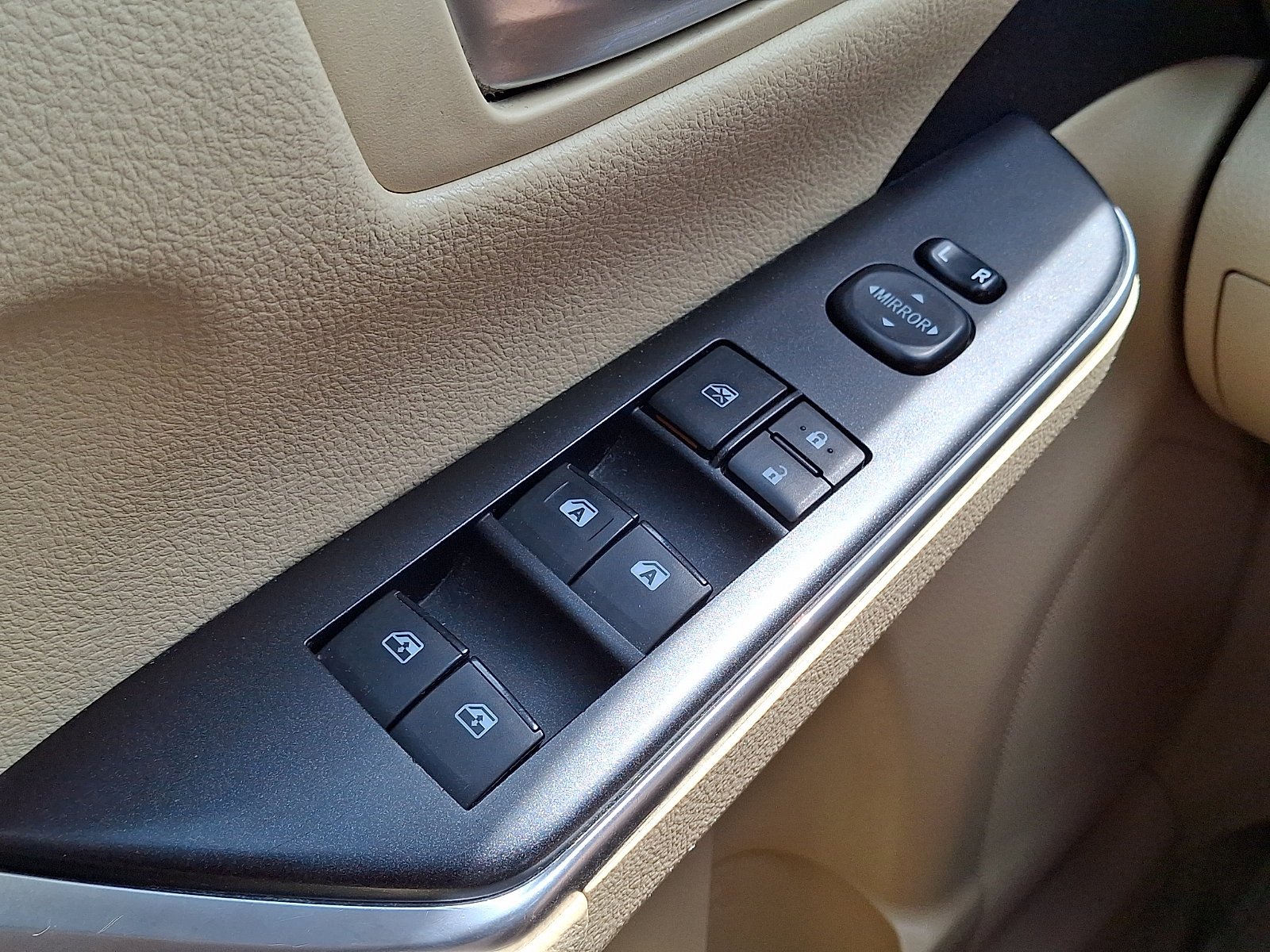 Used 2015 Creme Brulee Mica Toyota LE image 24
