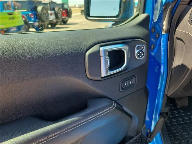 Used 2021 Blue Jeep Overland 4x4 Crew Cab 5 ft. box image 11