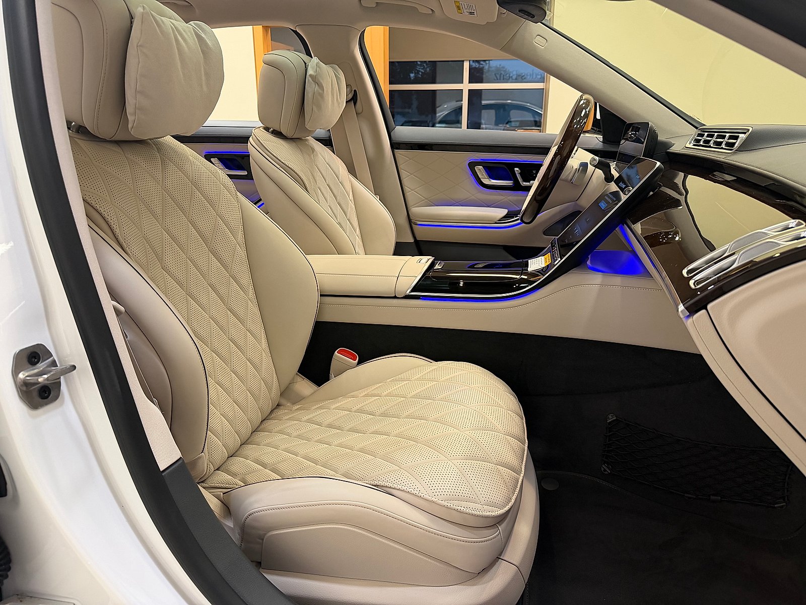 Certified Used 2026 MANUFAKTUR Moonlight White Metallic Mercedes-Benz 4MATIC® image 12