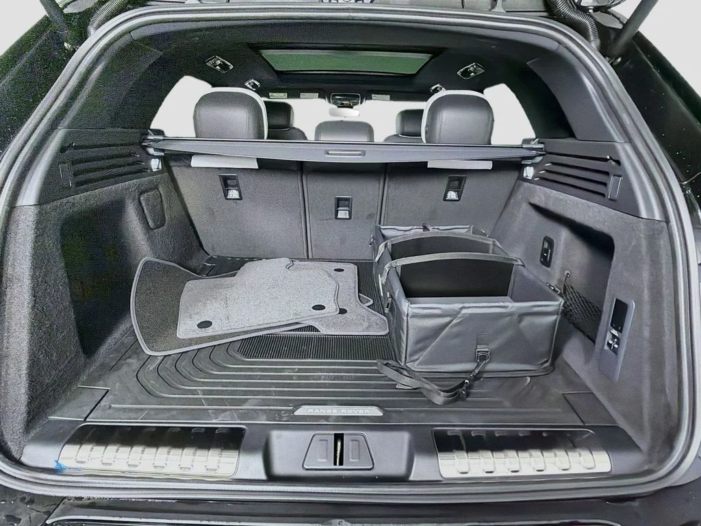 New 2027 Santorini Black Land Rover Dynamic SE image 28