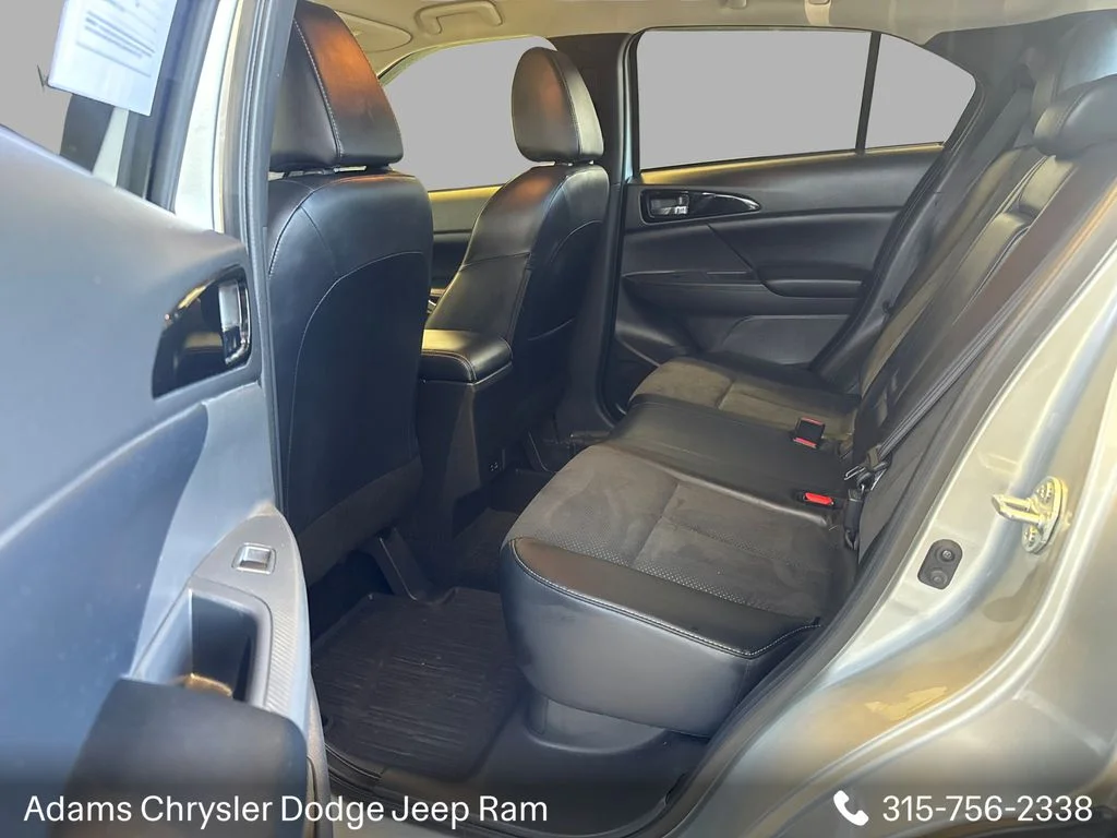 Used 2025  Mitsubishi SE image 10