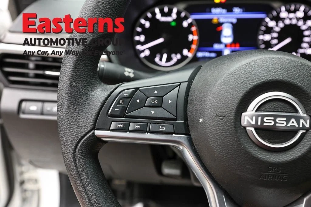Used 2025 White Nissan 2.5 SV image 17