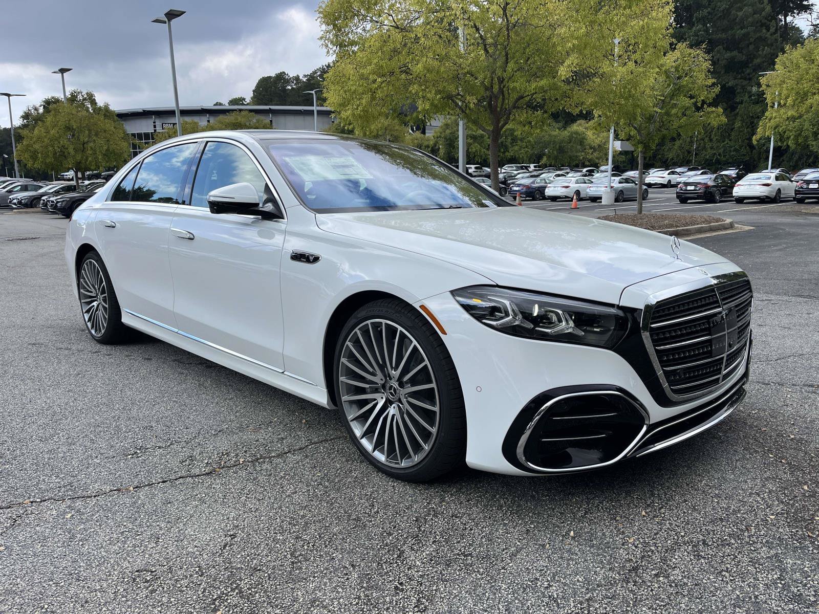 New 2027 MANUFAKTUR Moonlight White Metallic Mercedes-Benz S 500 4MATIC® Sedan image 5