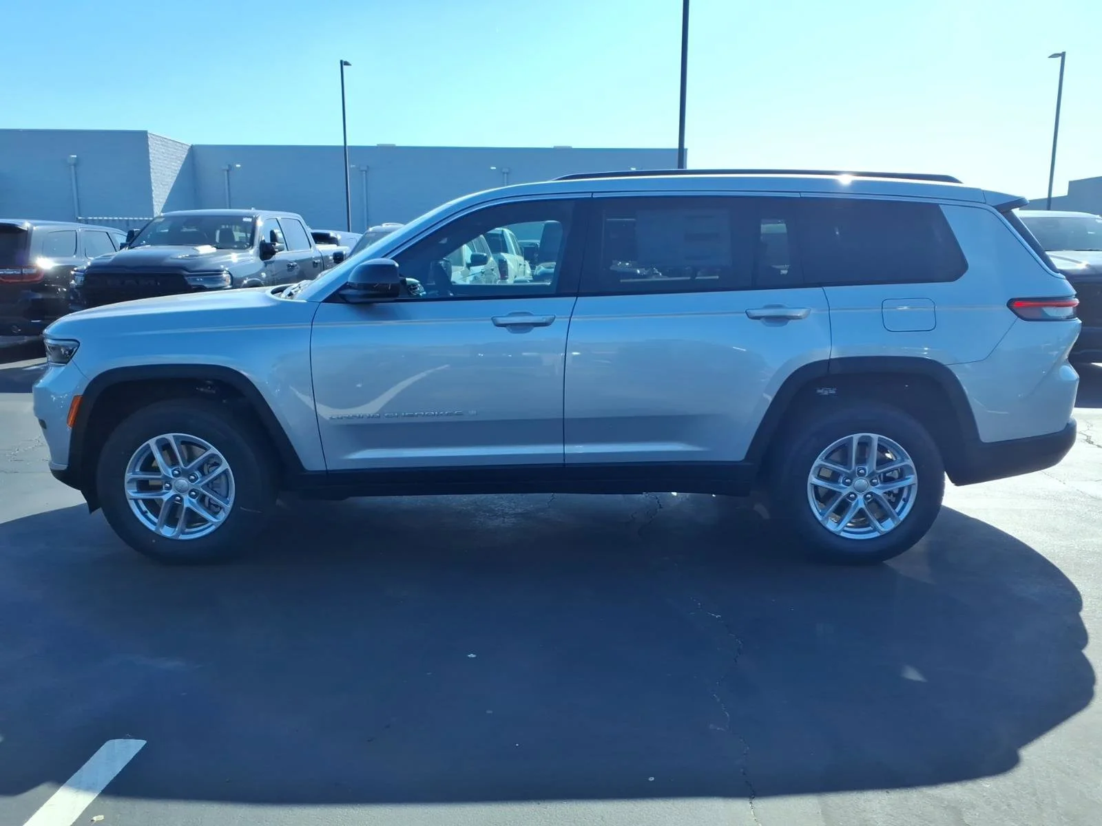 New 2026 Silver Zynith Exterior Paint Jeep Laredo image 3