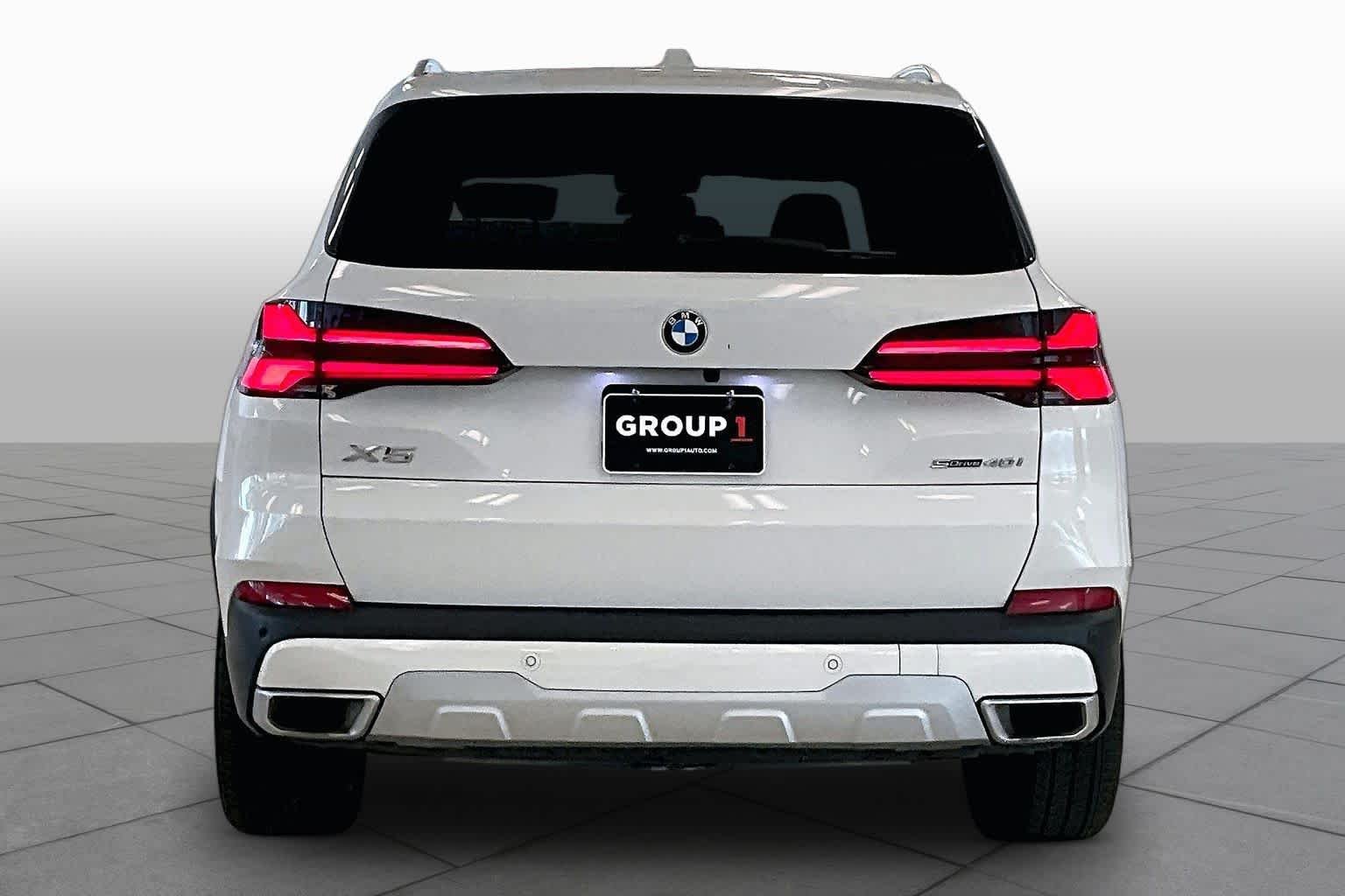 Used 2026 Alpine White BMW sDrive40i image 4