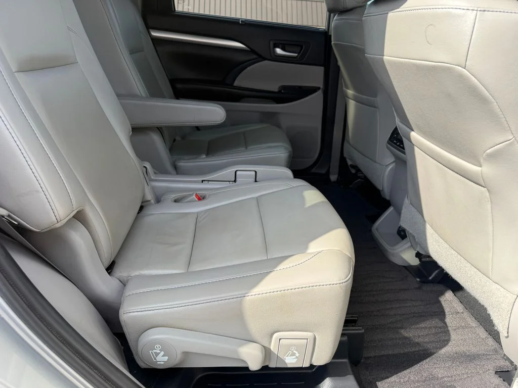 Used 2019 Silver Toyota XLE image 27