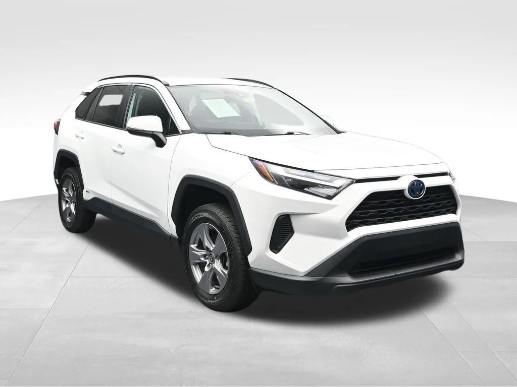 Used 2022 White Toyota XLE image 7