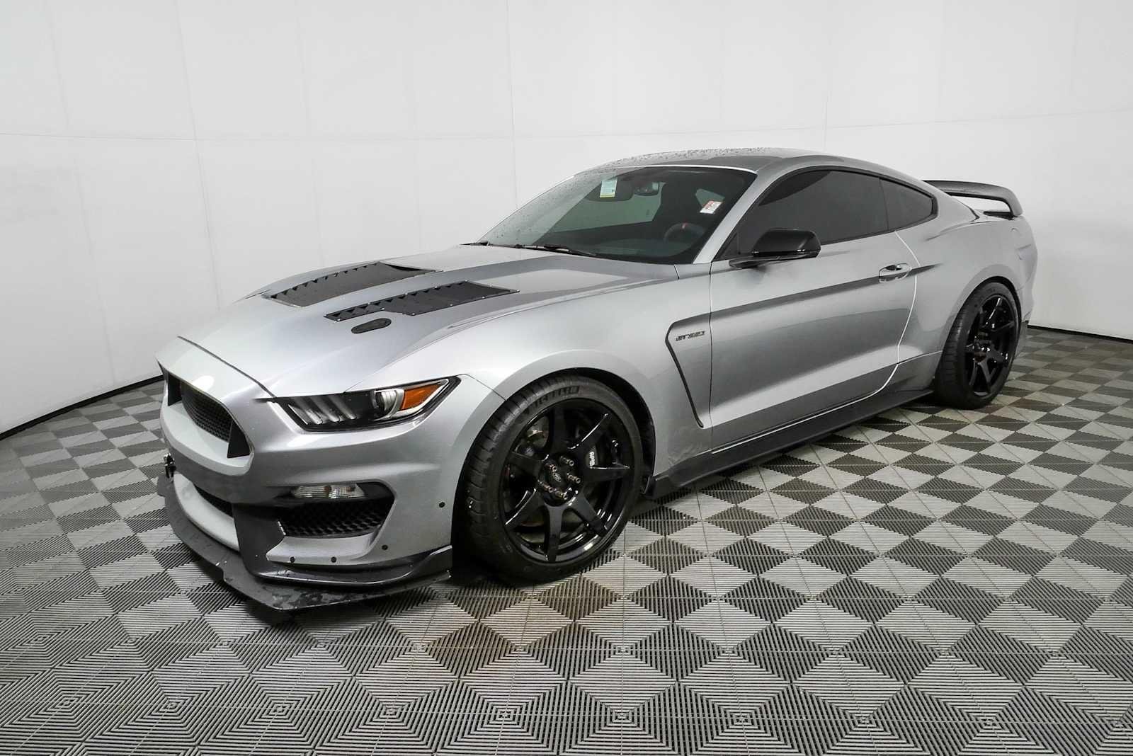 Used 2020 Iconic Silver Ford Shelby GT350R image 24