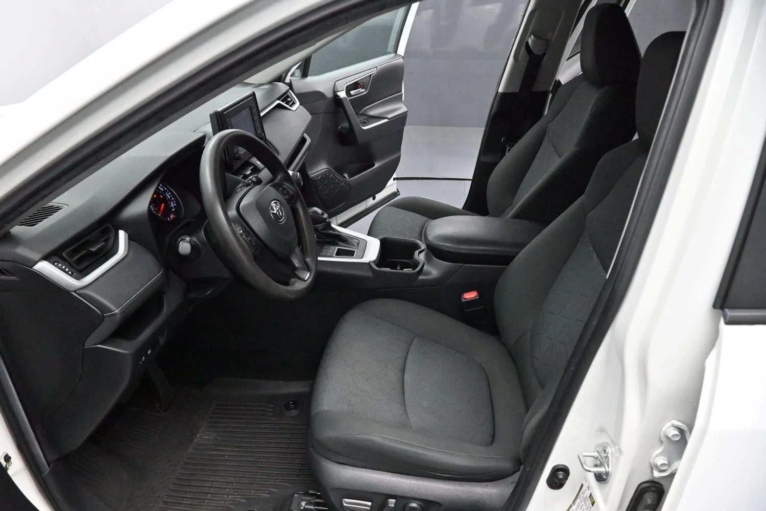 Used 2022 White Toyota XLE image 11