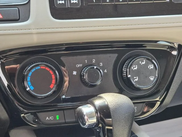 Used 2022 White Honda LX image 27