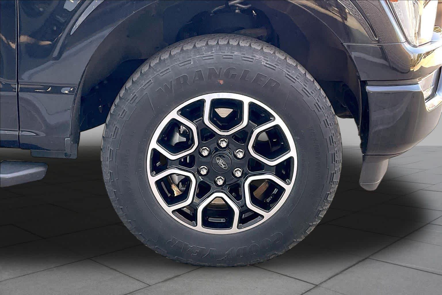 Used 2023 Agate Black Metallic Ford XLT image 19