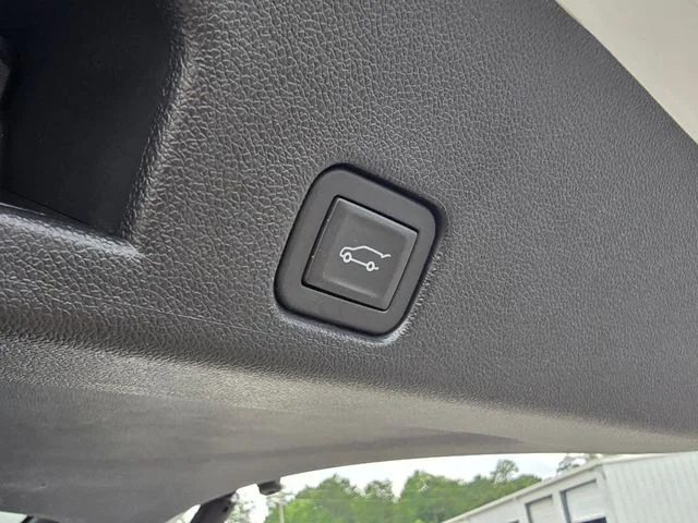 Used 2025 White Chevrolet LT image 11