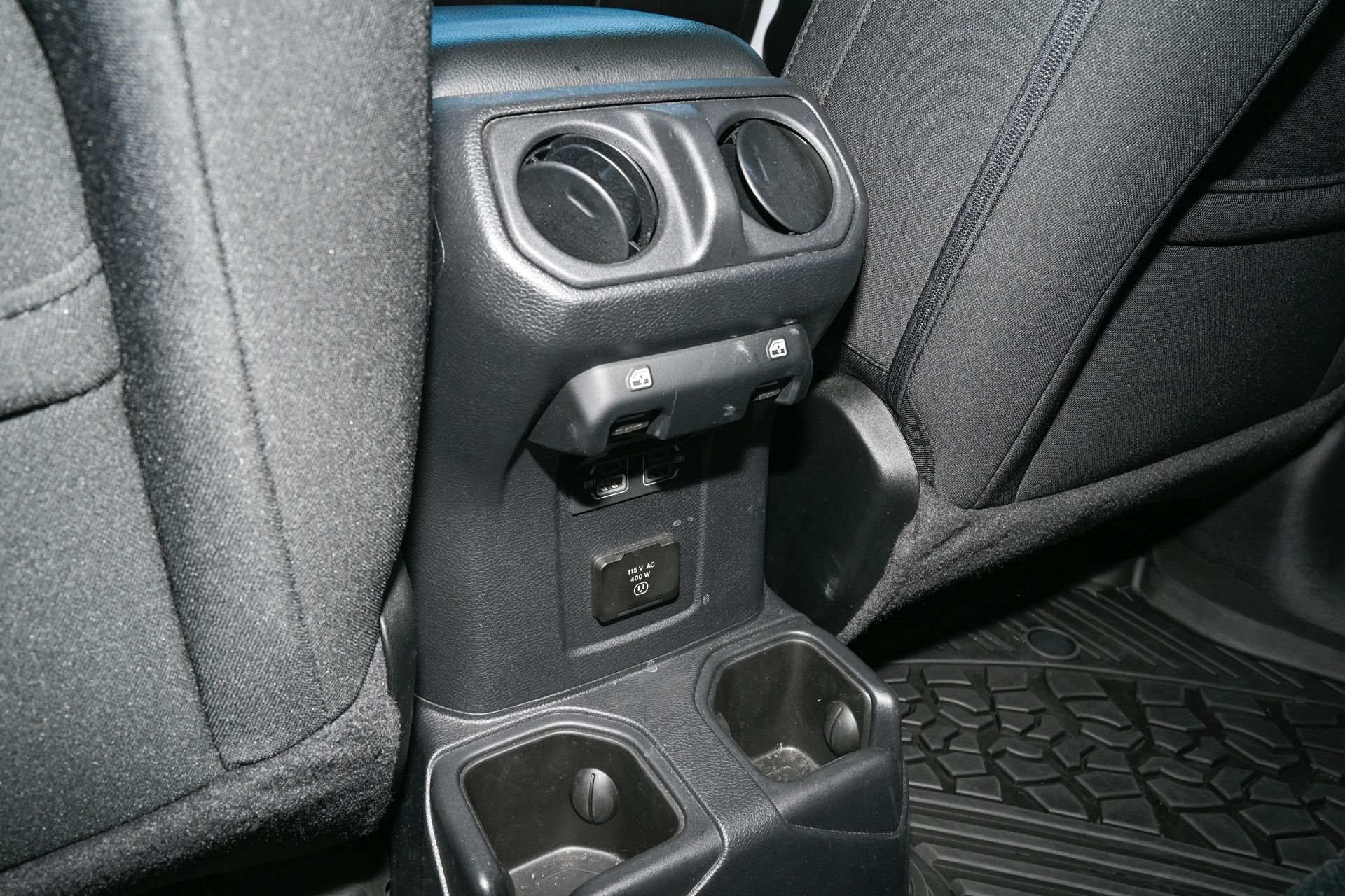 Used 2023 White/off-white Jeep Sport S image 18